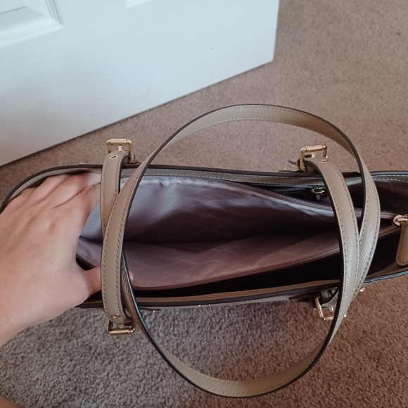 🤩👜Michael Kors EW Voyager Tote👜🤩 - Picture 11 of 16